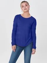 Sweater azul de punto con cuello redondo y mangas largas.
