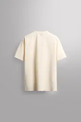 Camiseta deportiva marrón con estructura perforada, cuello redondo, manga corta y logo estampado.