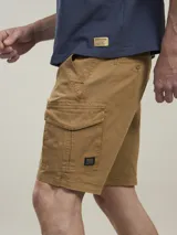 Bermuda color marrón con bolsillos cargo y logo de la marca en la pierna.