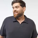 Remera polo de piqué color gris oscuro, de manga corta y cuello clásico con abertura en V.