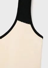 Vestido midi de punto fino a rayas horizontales en color crema y negro, con tirantes anchos y escote redondo.