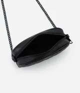 Bolso bandolera pequeño de cuero sintético negro con costuras formando rombos y asa larga de cadena.