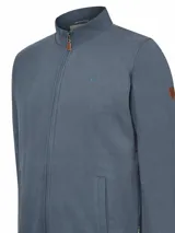 Campera azul de algodón orgánico con cierre frontal, cuello alto, bolsillos laterales y terminaciones en rib.