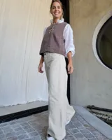 Pantalón de jean celeste de corte palazzo con costuras verticales en el frente.