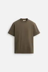 Camiseta color verde militar, de corte cuadrado y tejido de algodón pesado.