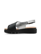 Sandalia con plataforma color negro y plateado, con tiras cruzadas y hebilla metálica de ajuste.