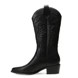 Botas vaqueras de caña alta color bordó, confeccionadas en material sintético imitación cuero. Presentan bordados decorativos en la caña y puntera afilada. Cuentan con un taco bajo y ancho.