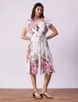 Vestido blanco con estampado floral en tonos rosados, violetas y verdes. Escote en V tanto en la parte delantera como en la espalda. Cintura elastizada con punto smock y forro interno a tono.