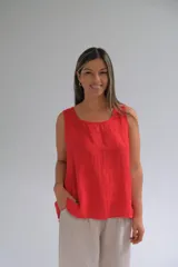 Musculosa roja de lino italiano, corte suelto y fluido, con detalle de botones en la espalda.