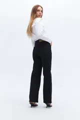 Pantalón de jean de tiro alto, corte recto y largo hasta el tobillo. Presenta bolsillos delanteros con solapa y alforza central.