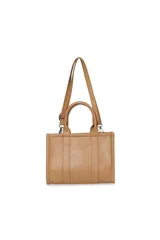 Cartera tipo tote color rosa pálido con doble asa de mano y correa de hombro ajustable. Diseño con texto en relieve 'Think Positive Trendy'.