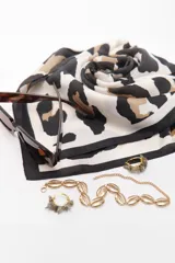 Pulsera dorada con eslabones en forma de conchas marinas.
