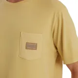 Remera color mostaza de manga corta con bolsillo en el pecho y etiqueta con logo de la marca Roark.
