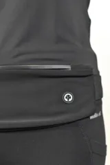 Riñonera de diseño funcional color negro, con cierre y espacio para llevar objetos personales.