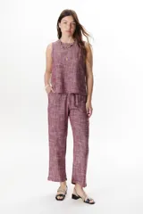 Pantalón de vestir azul con corte recto y bolsillos laterales.