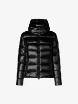 Chaqueta con acolchado Recycled Plumtech, color negro, con capucha desmontable y cierre frontal.
