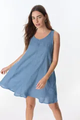 Vestido corto celeste de lino, sin mangas y corte evasé.