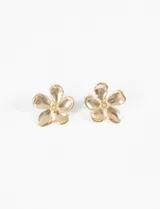 Aros tipo clip con forma de flor metálica color plateado.