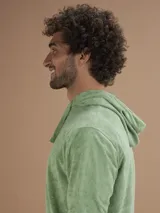 Campera con capucha de toalla de algodón color verde azulado, con cierre frontal y bolsillos laterales.