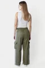 Musculosa blanca de algodón con cuello redondo y corte ajustado.
