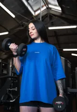 Remera negra de algodón, corte oversize y mangas cortas. Estampado frontal pequeño con la palabra 'GAINS.' en color blanco.