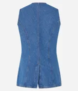 Chaleco femenino confeccionado en jeans, sin mangas, cinturado, con botones y bolsillos. De corte alargado y cuello redondo.