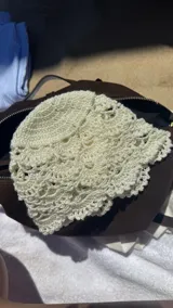 Gorro tipo casquete tejido al crochet, color crudo, con diseño calado.