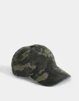 Gorra de béisbol con estampado de camuflaje en tonos verde, marrón y negro.