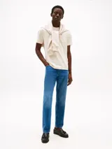 Remera de algodón color crema con estampado de hojas en tonos beige y bolsillo en el pecho con logo de Tommy Hilfiger bordado. Corte clásico y cuello redondo.