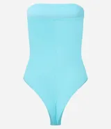 Body marrón sin breteles, confeccionado en tejido rib con textura acanalada y cierre con botones a presión en la entrepierna.