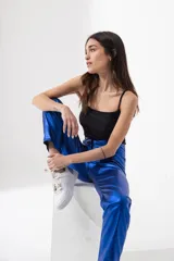 Top de lurex dorado ajustado, ideal para ocasiones nocturnas con un toque de sofisticación y brillo.