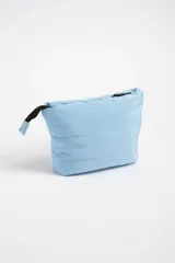 Necessaire celeste con diseño capitoneado y cierre superior con tirador negro.