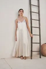 Vestido largo color verde oliva de satén con breteles finos.