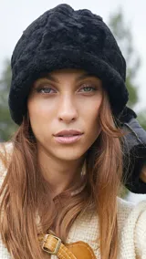 Gorro negro de cuero con interior de corderito.
