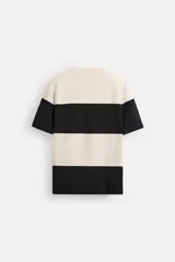 Camiseta negra relaxed fit confeccionada en tejido de algodón compacto con estructura piqué, cuello redondo y manga corta.