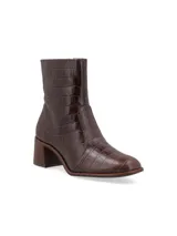 Bota corta marrón con estampado de cocodrilo, taco cuadrado y punta cuadrada.