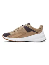 Zapatillas Under Armour Forge 96 Reissue, inspiradas en el año 1996, con capellada de cuero y malla, entresuela de EVA y suela de goma. Diseño en negro, gris y marrón con detalles en blanco.