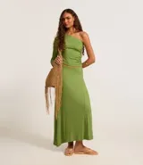 Pollera midi evasé color verde oliva, confeccionada en tejido rib con viscosa certificada y bajo asimétrico.