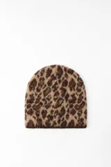 Gorro tipo beanie con estampado animal print en tonos beige y marrón.