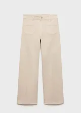 Pantalón de jean color beige, de corte wide leg, tiro medio y bolsillos de parche frontales.