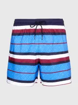 Short de baño Tommy Hilfiger con estampado de rayas horizontales en azul, blanco y rojo. Diseño con monograma TH estampado en azul sobre las rayas azules. Cintura elástica con cordón ajustable.