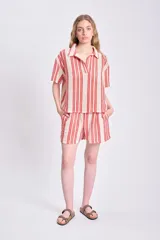 Short tejido al crochet color rojo y crudo, con cintura elástica.