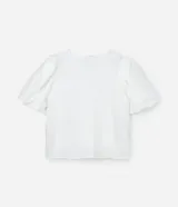 Blusa blanca de crepé con escote en V, abotonada en el frente y mangas cortas abullonadas.