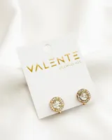 Par de caravanas doradas con forma circular y centro de cristal.