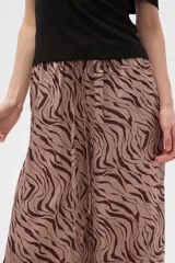 Pantalón ancho de poliéster y viscosa con estampado multicolor y calce alto.