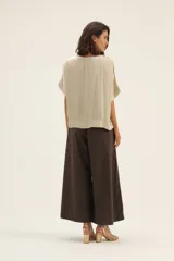 Pantalón palazzo color beige de popelina con cinturón marrón.