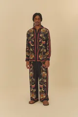 Camisa de manga larga con estampado floral, cuello clásico y cierre frontal con botones.