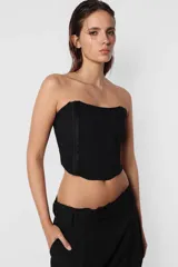Corset strapless color beige con ballenas y elástico en la espalda. Presenta doble tira de ganchos lenceros en el delantero.