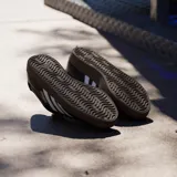 Championes urbanos Adidas modelo VL Court 3.0 para mujer, con parte superior de cuero sintético negro y las icónicas tres tiras laterales en color blanco. Presentan una suela vulcanizada de caucho en color marrón estilo skater y cierre mediante cordones.