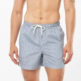 Short de baño celeste con estampado de motivos geométricos en azul y cordón blanco ajustable en la cintura.